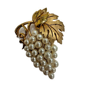 Crown Trifari Brooch Grapes Cluster Gold Tone Faux Pearls Large 2.5" Vintage